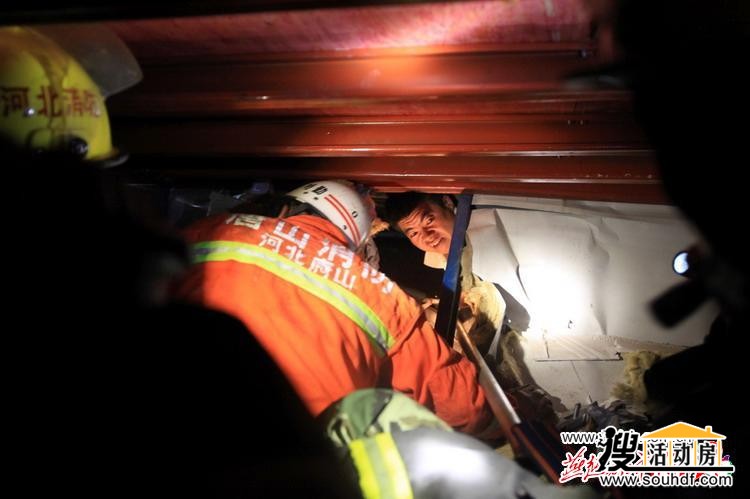 消防人员正在营救压在彩钢房下的工人