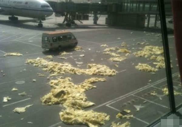 北京飞机场被大风刮坏，岩棉板散落一地