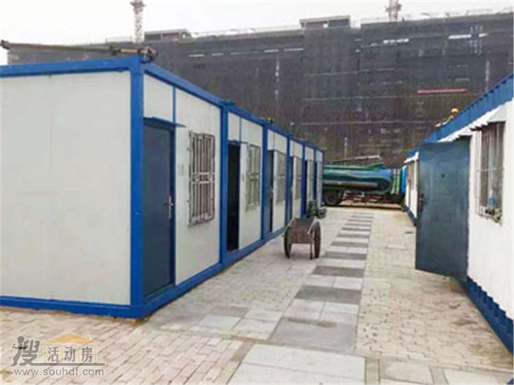 蓝色框架白色墙板的集装箱房屋
