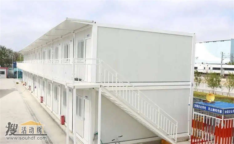 白色双层集装箱房子中铁项目部