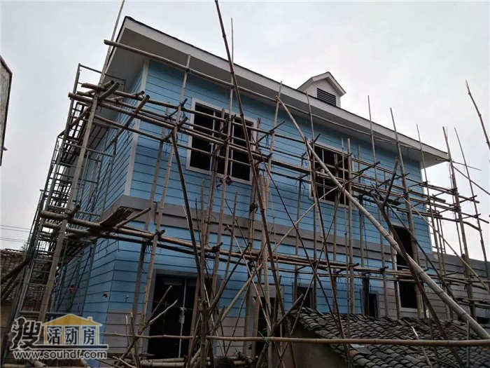 北京房山安装外墙挂板的轻钢房屋施工中