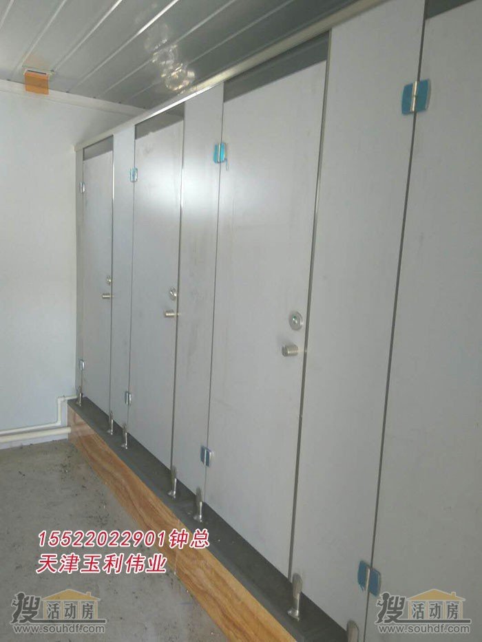 高档的集装箱改装的卫生间