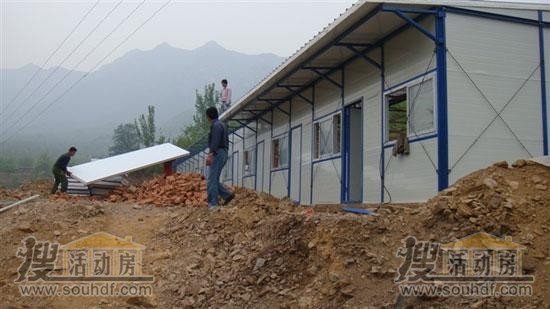 工人正在安装彩钢房